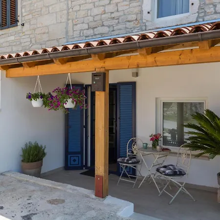 Beautiful In Putini With Kitchen Holiday home