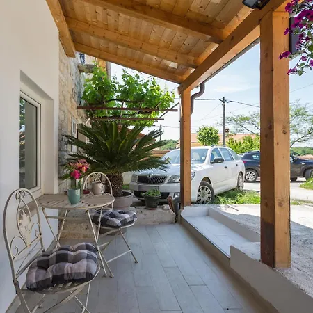 Beautiful In Putini With Kitchen Holiday home