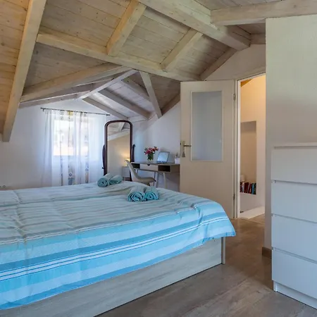 Beautiful In Putini With Kitchen Holiday home