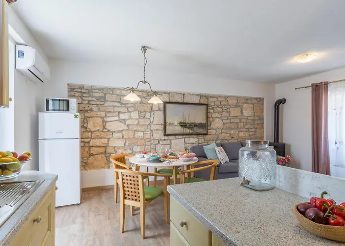 Beautiful In Putini With Kitchen * Pulici