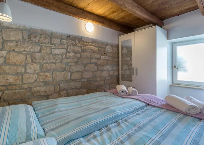 Vikendica Beautiful In Putini With Kitchen Pulici